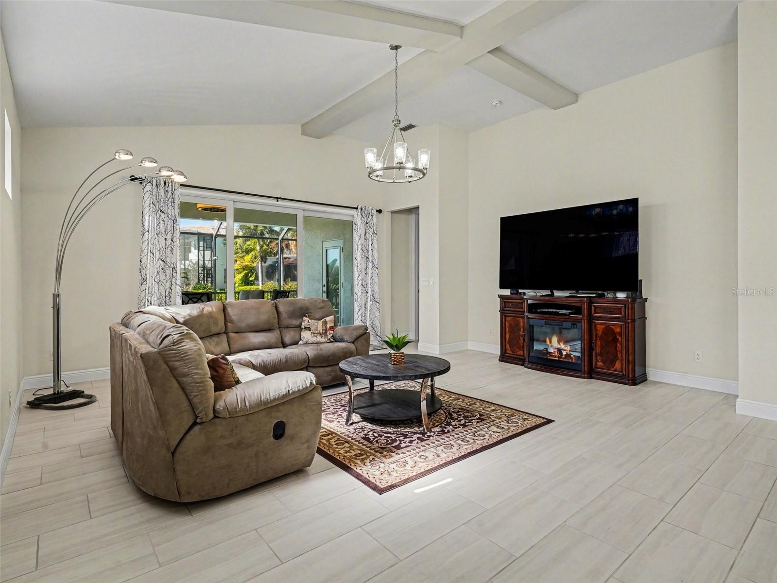 Image 9 of 32 For 5508 Title Row Drive