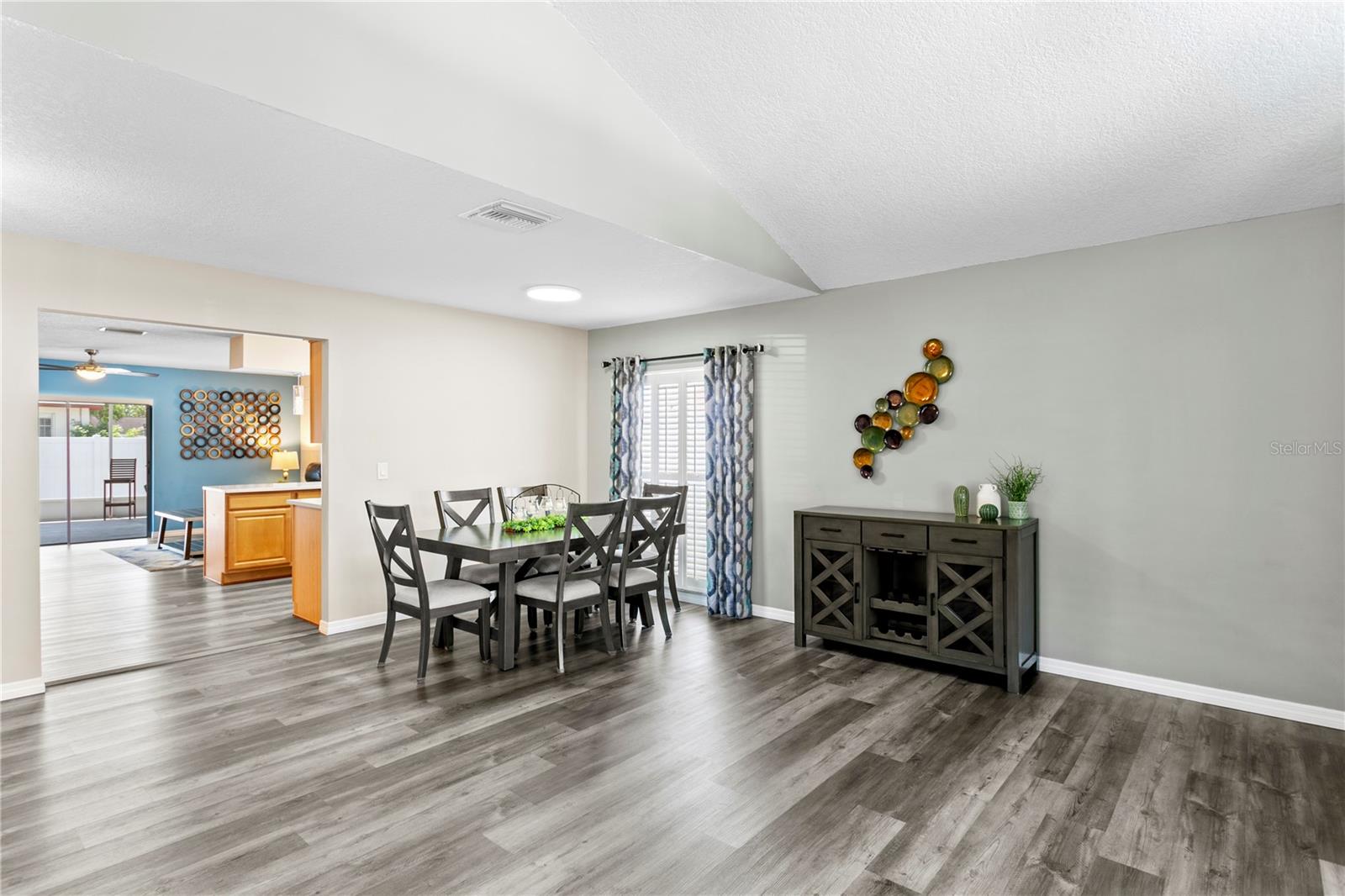 Listing photo id 8 for 6404 Heather Moor Court