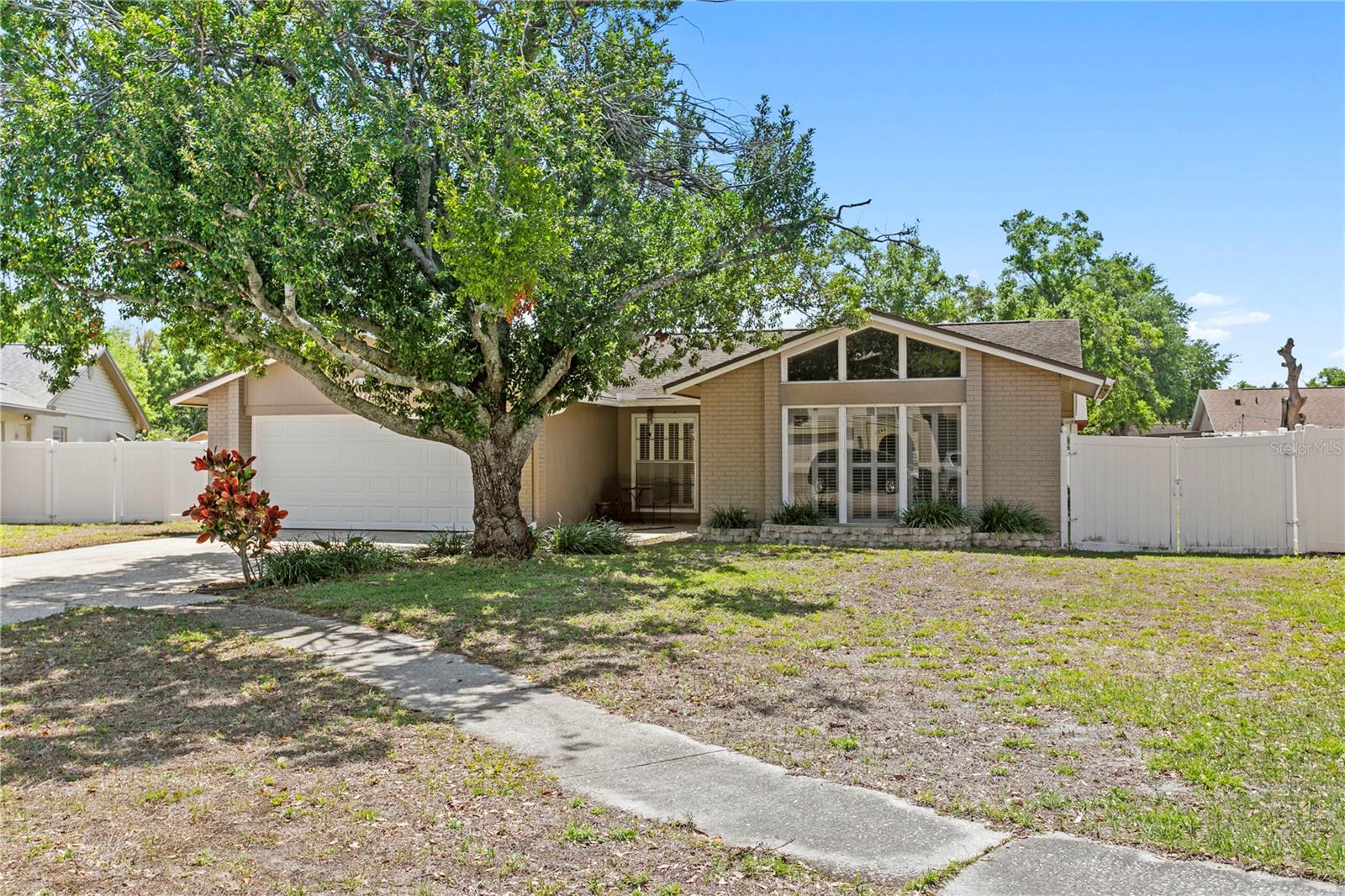 Listing photo id 1 for 6404 Heather Moor Court