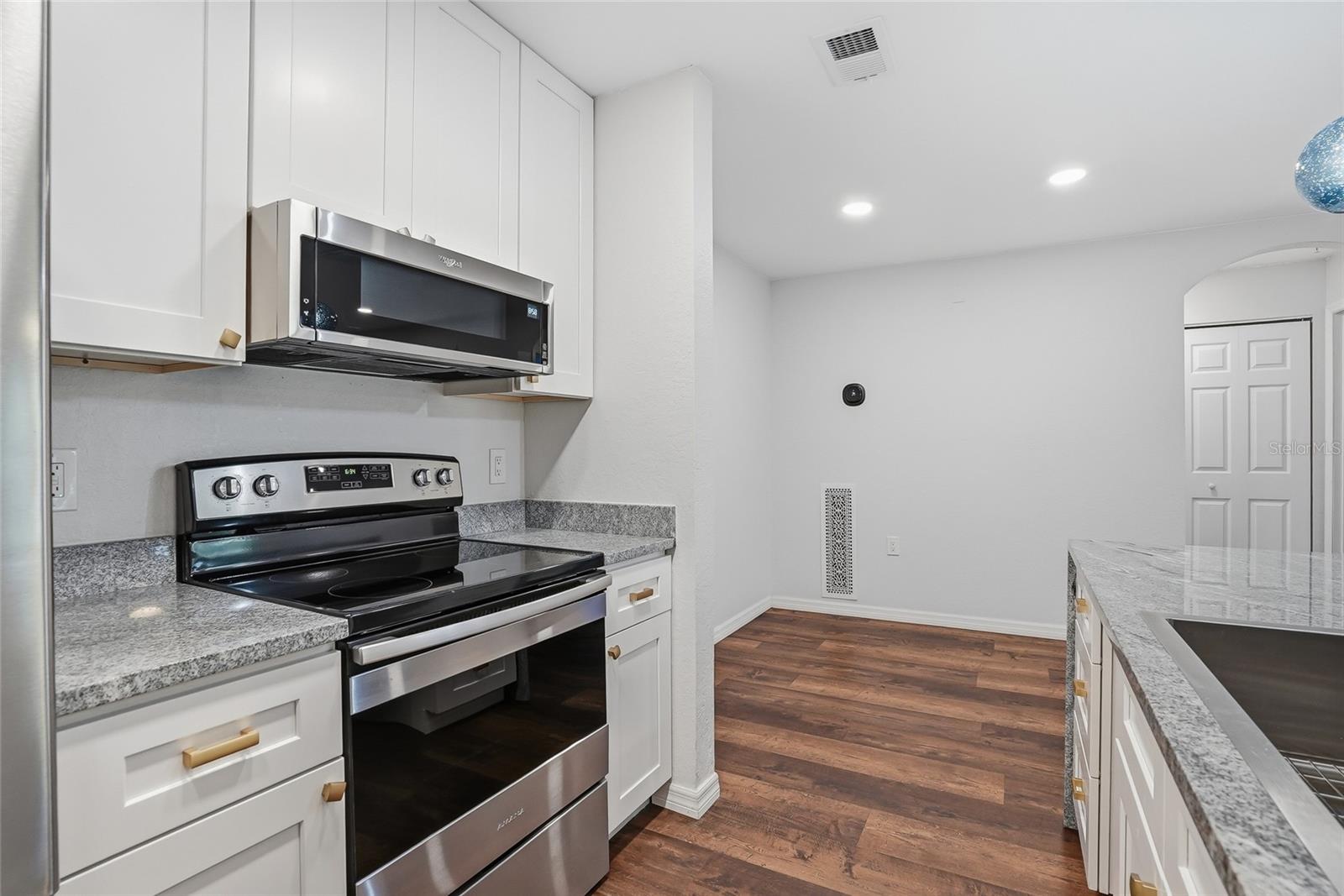 Image 15 of 48 For 8809 Manor Loop 106