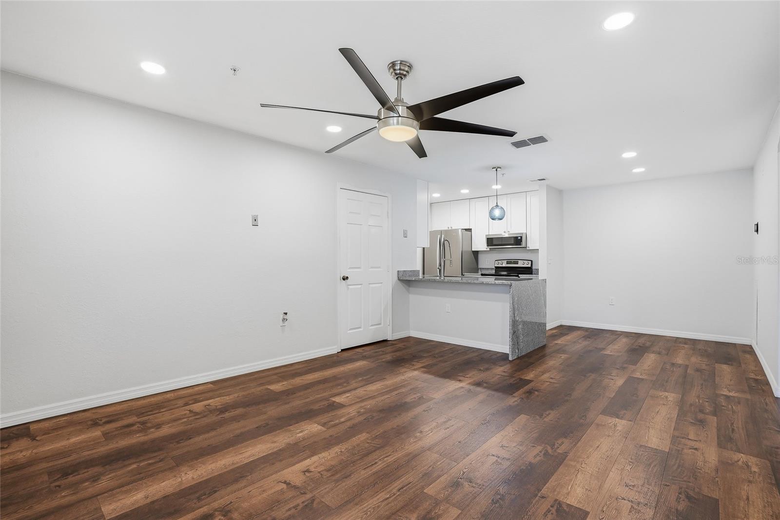 Image 7 of 48 For 8809 Manor Loop 106