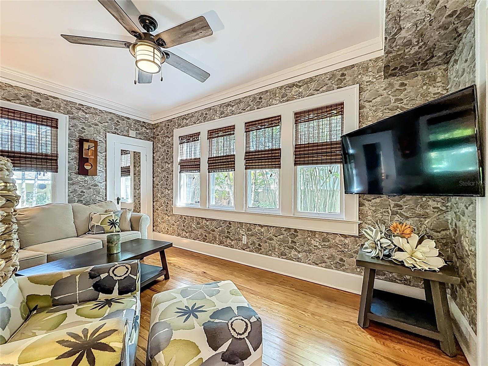 Listing photo id 11 for 315 8th Avenue Ne