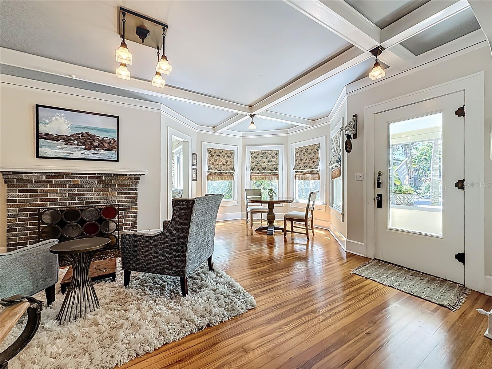 Listing photo id 3 for 315 8th Avenue Ne