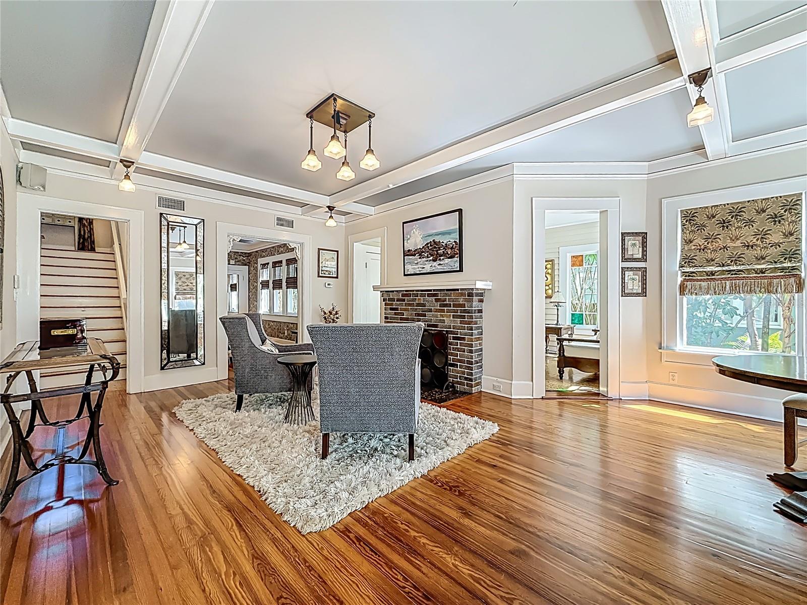 Listing photo id 5 for 315 8th Avenue Ne