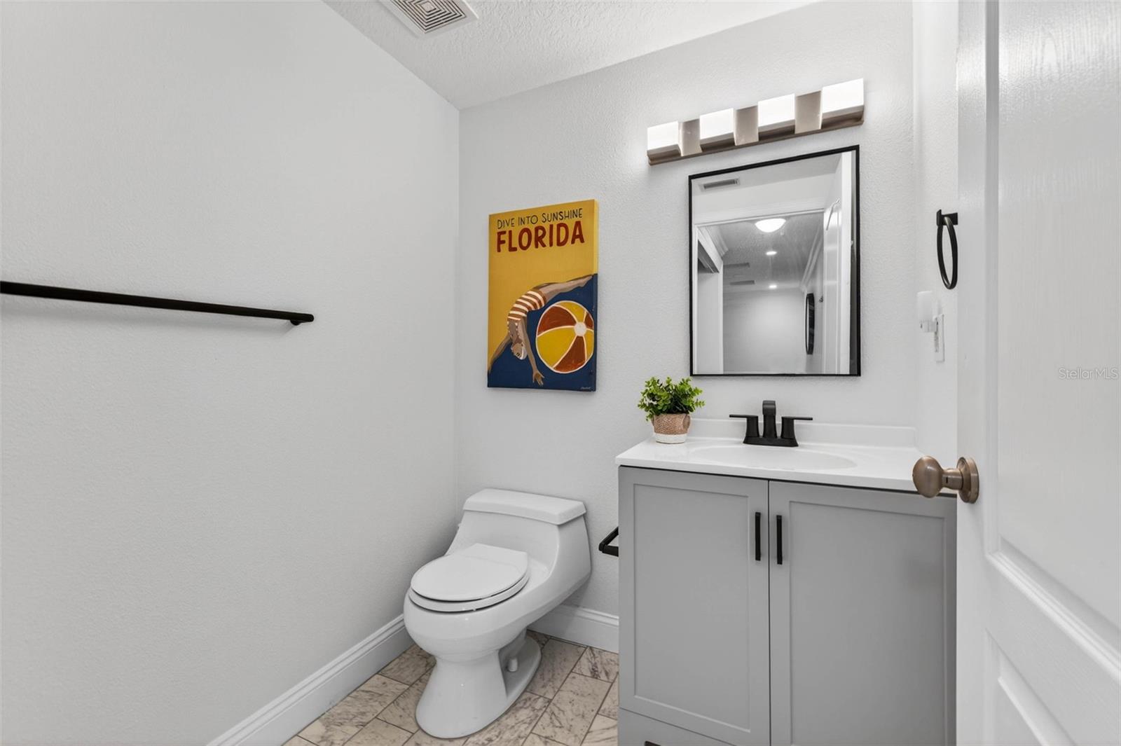 Image 11 of 26 For 922 Shore Drive Ne