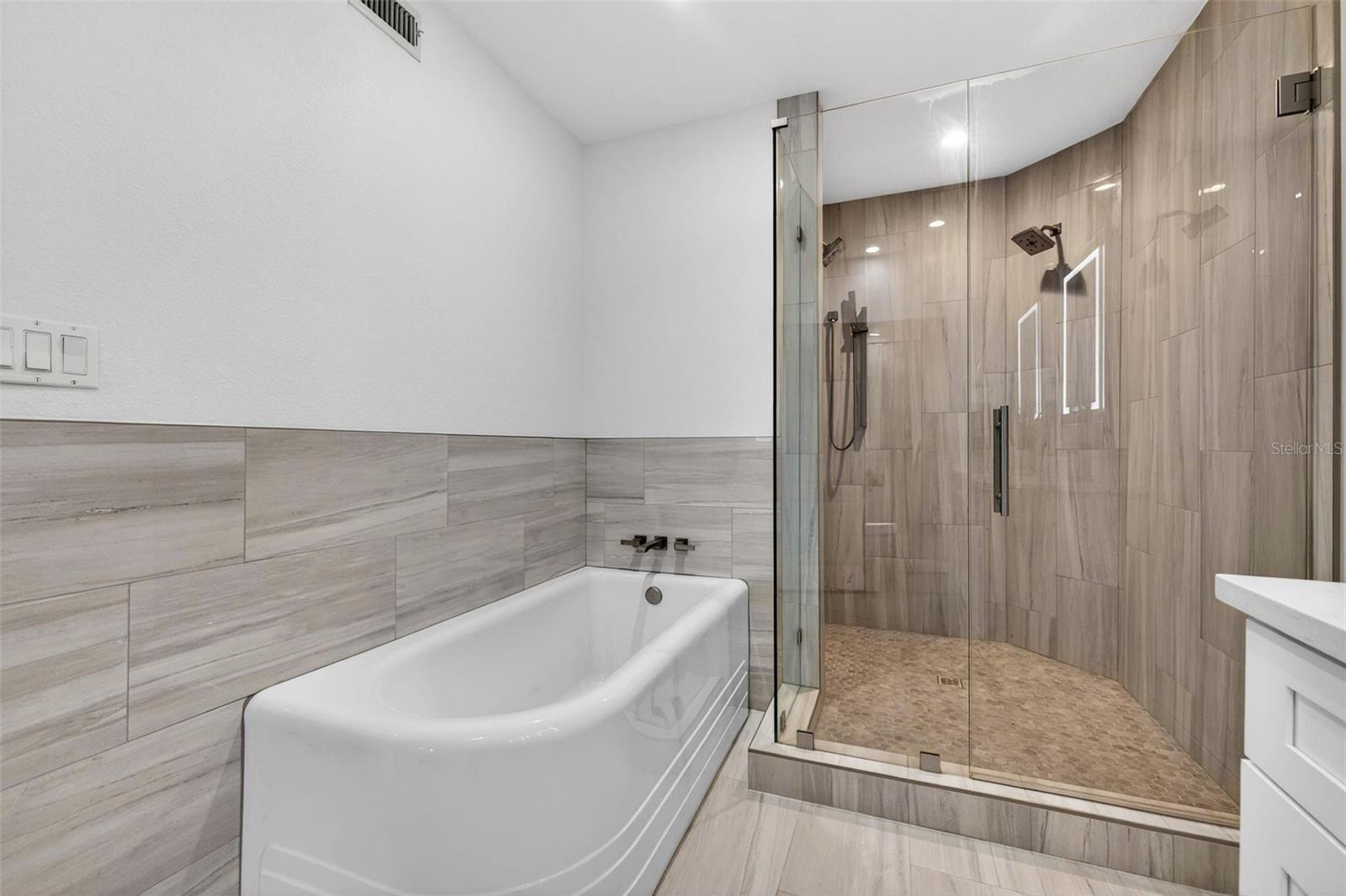 Image 15 of 26 For 922 Shore Drive Ne