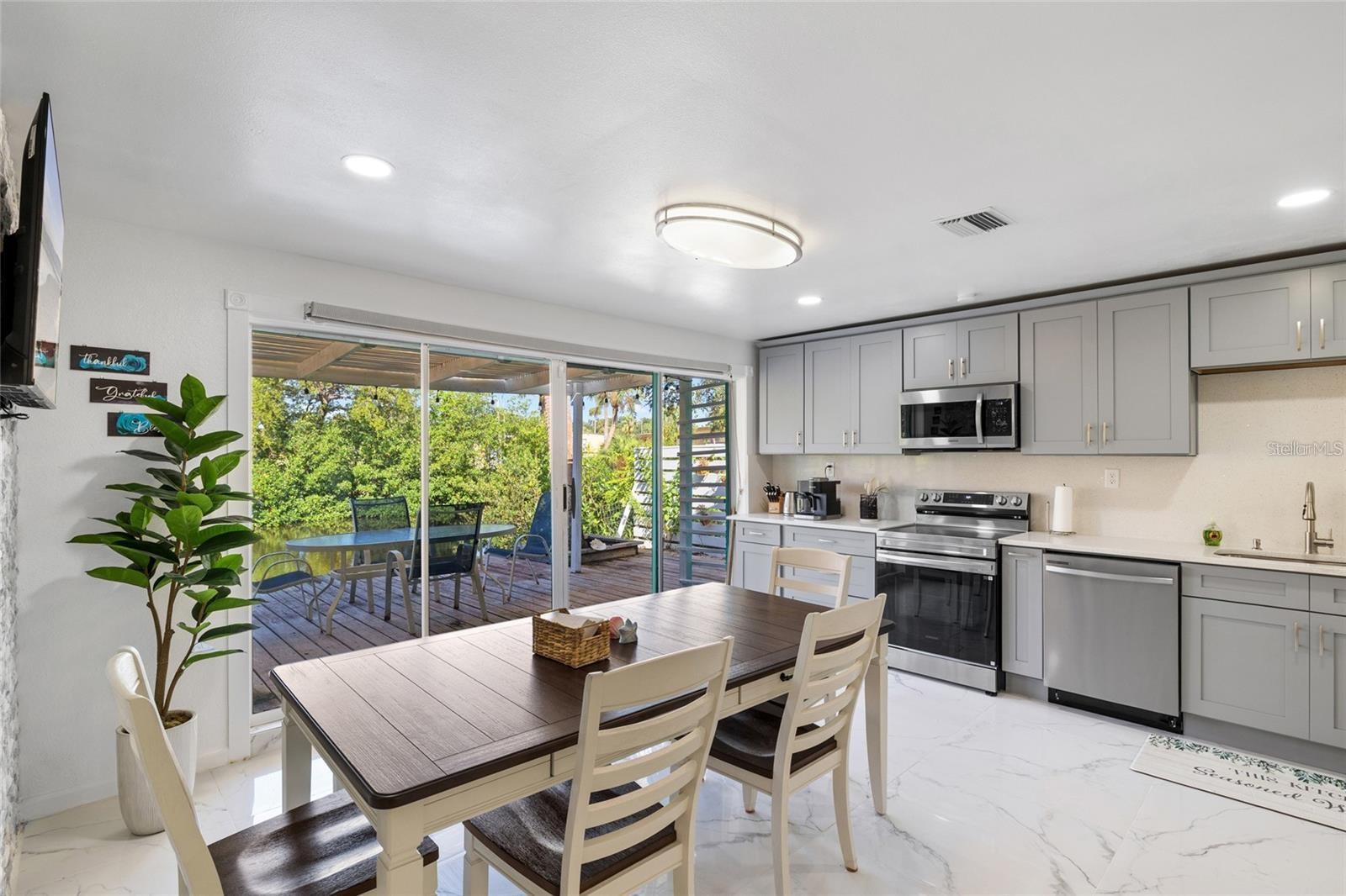 Image 4 of 70 For 8825 Oak Street