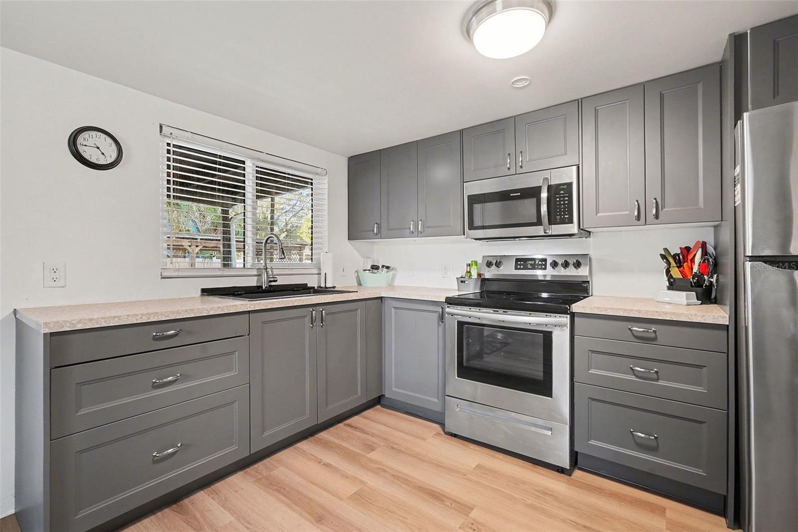 Image 2 of 26 For 6305 Macdill Avenue