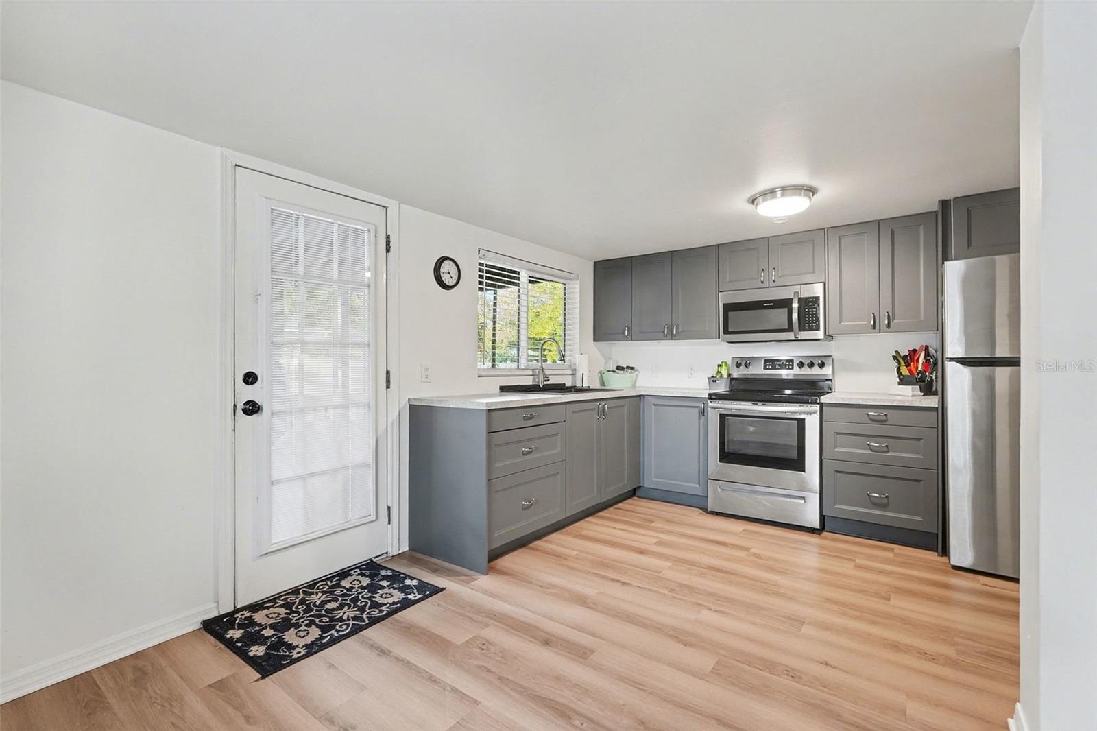 Image 6 of 26 For 6305 Macdill Avenue