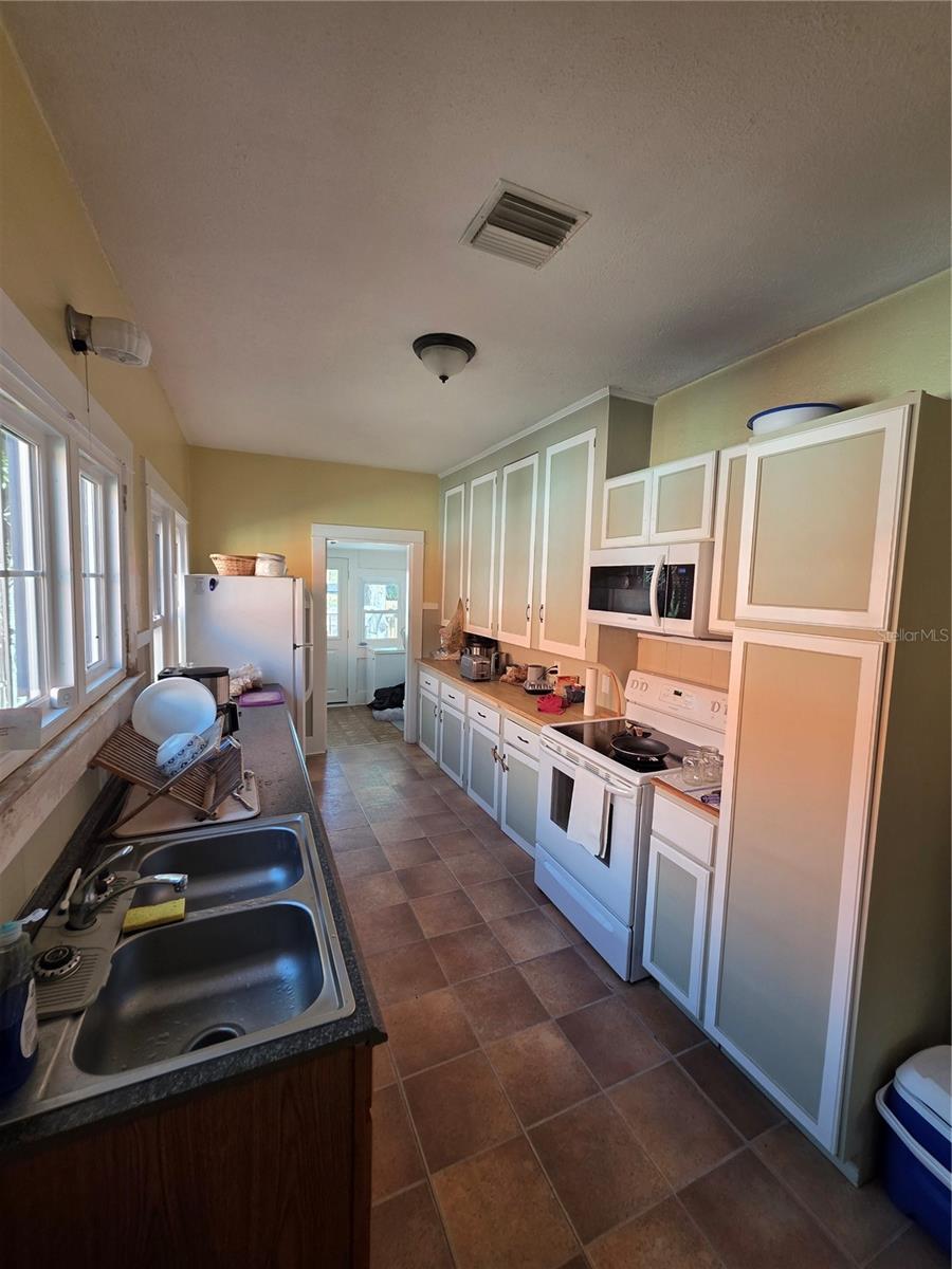 Image 12 of 25 For 1568 Drew Street