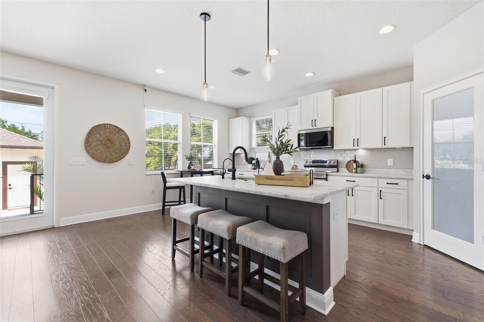 Listing photo id 21 for 521 12th Avenue S