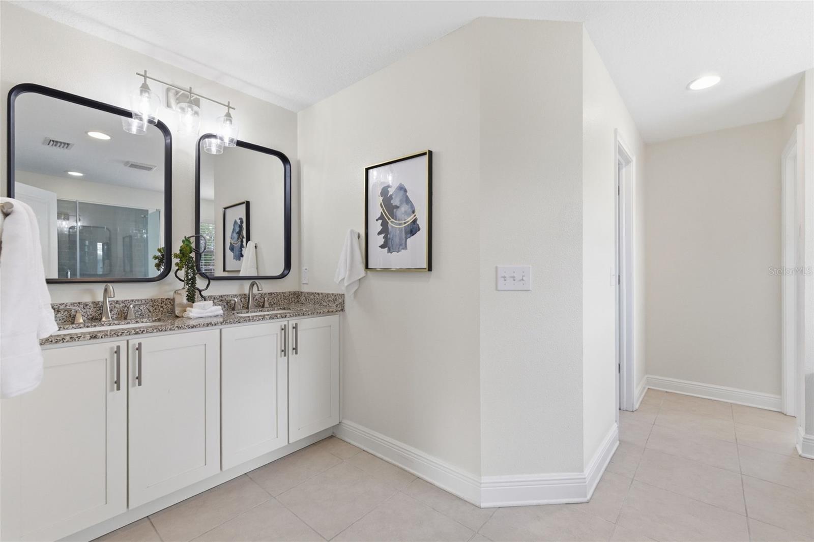 Listing photo id 32 for 521 12th Avenue S