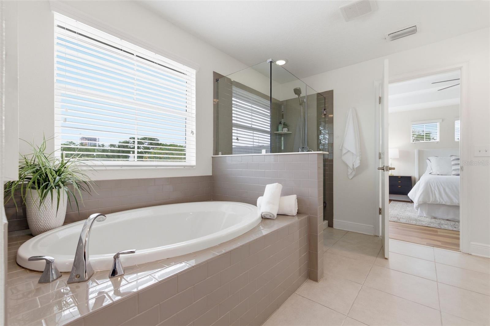 Listing photo id 33 for 521 12th Avenue S