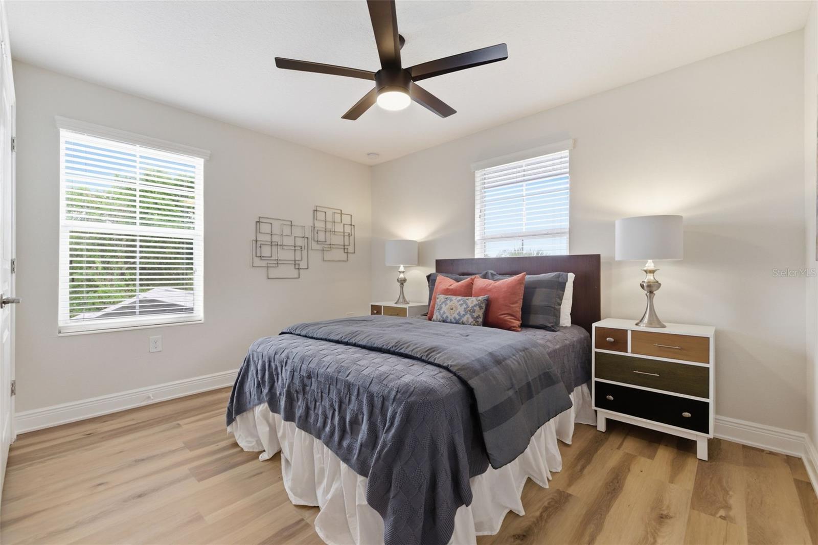 Listing photo id 35 for 521 12th Avenue S