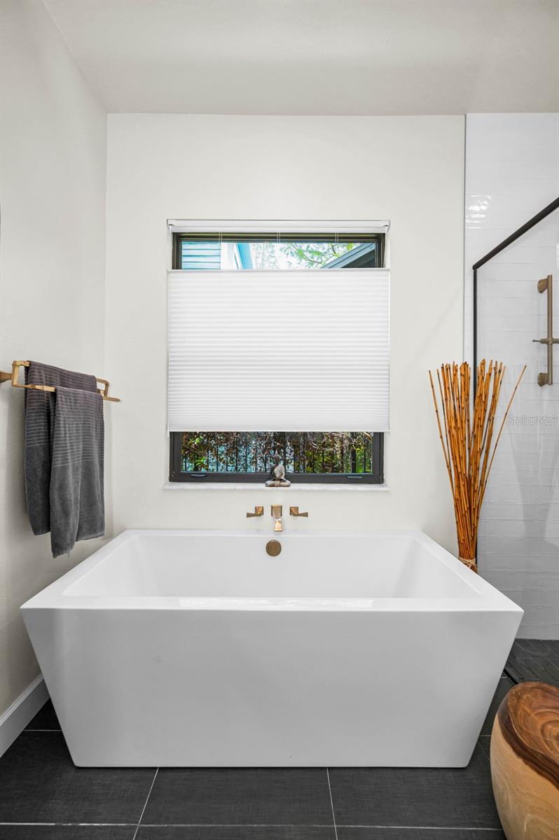 Listing photo id 25 for 404 Marshall Street