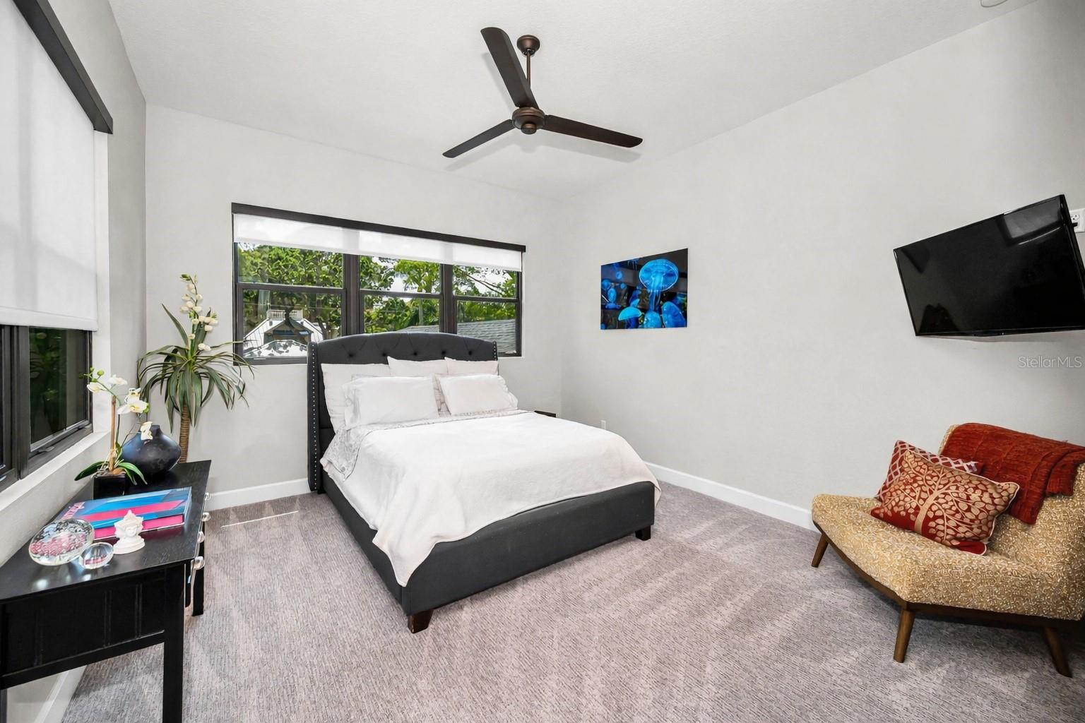 Listing photo id 32 for 404 Marshall Street