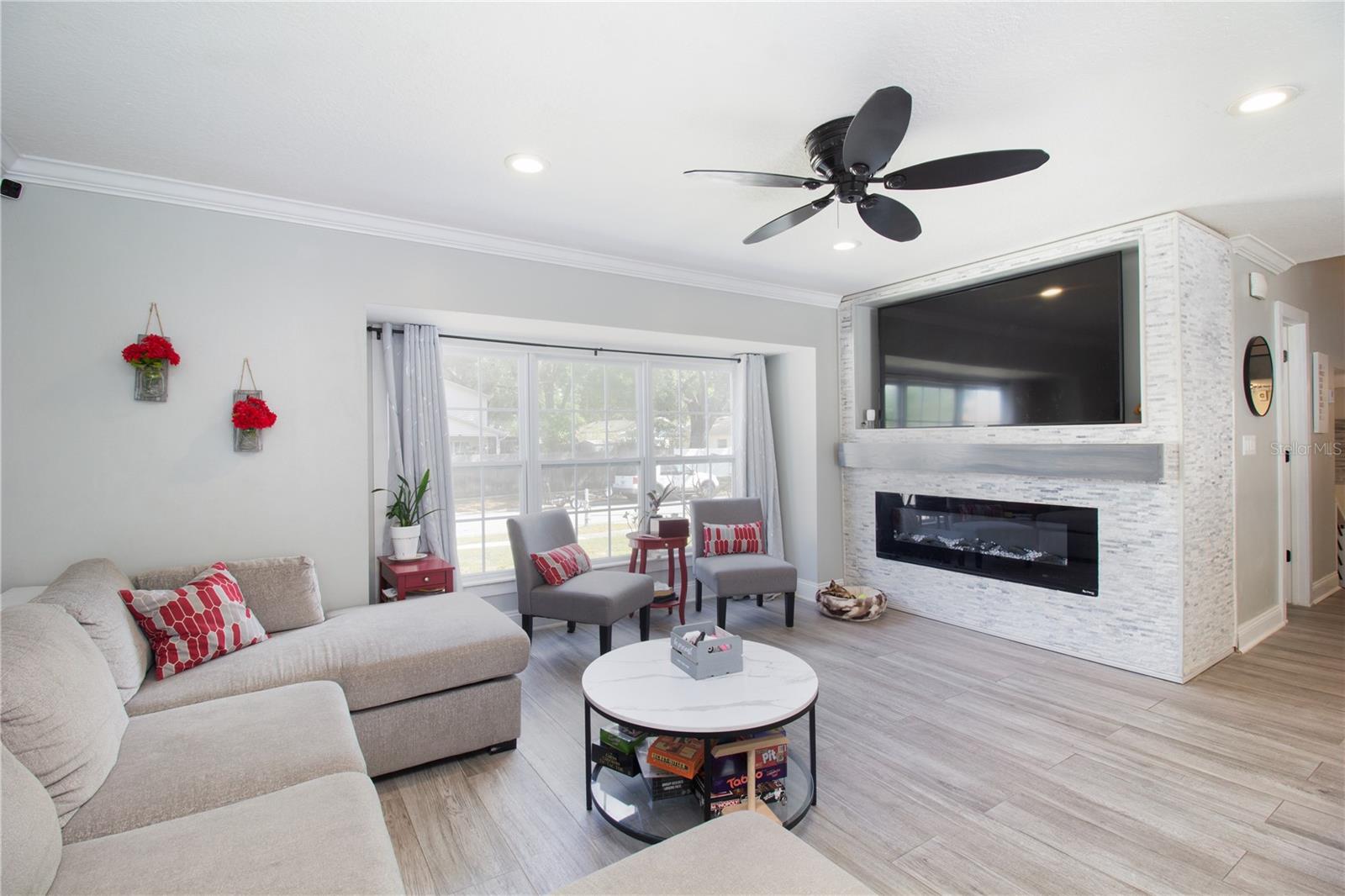 Listing photo id 9 for 7018 Oakview Circle