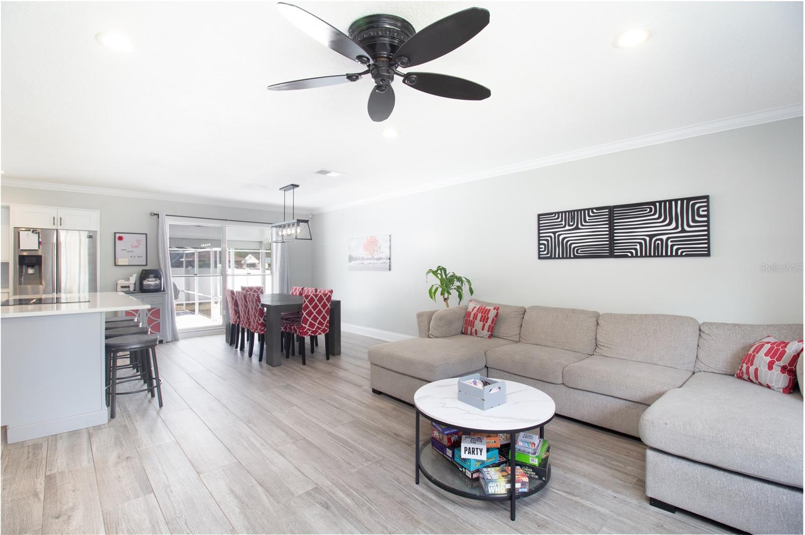 Listing photo id 15 for 7018 Oakview Circle