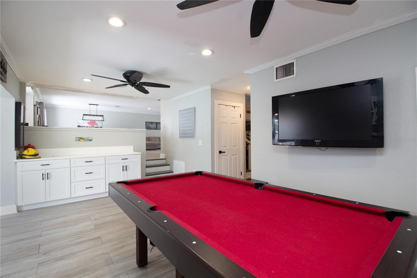 Listing photo id 19 for 7018 Oakview Circle