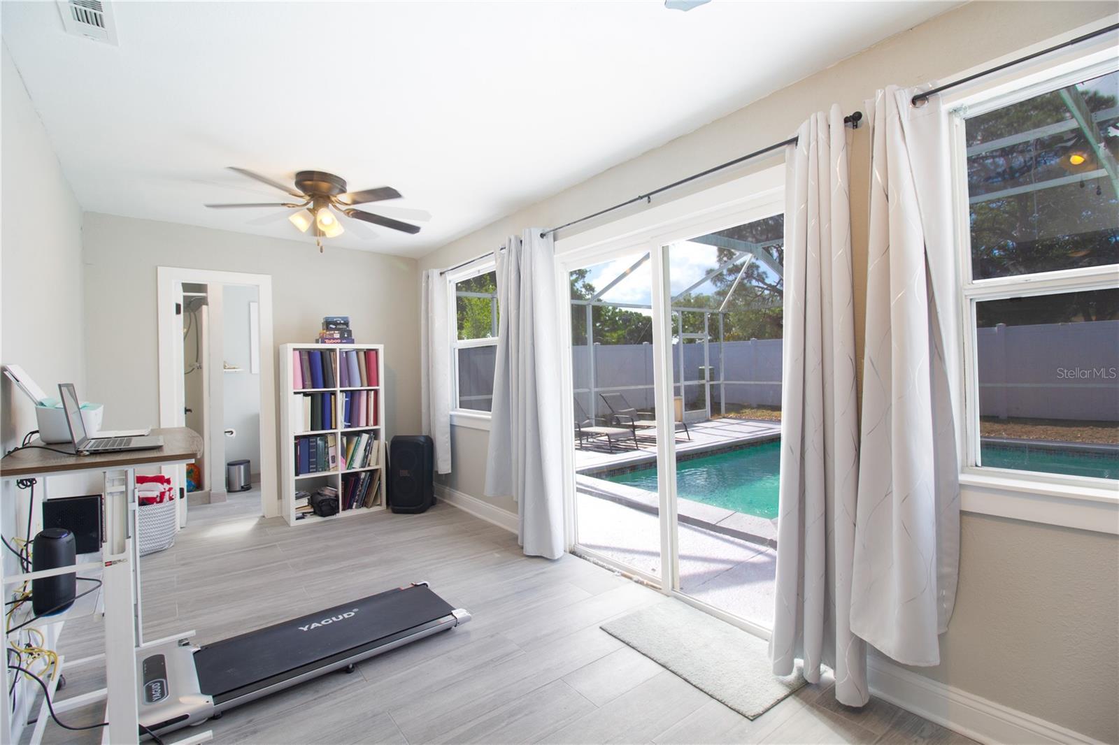 Listing photo id 21 for 7018 Oakview Circle