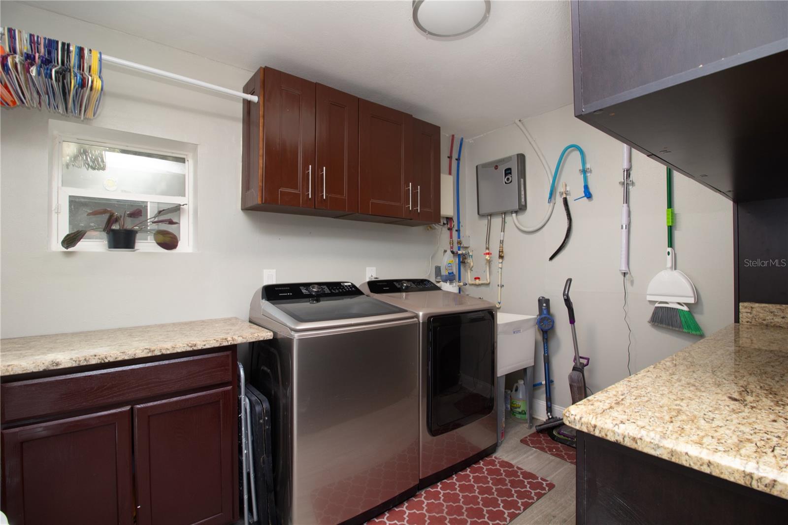 Listing photo id 22 for 7018 Oakview Circle