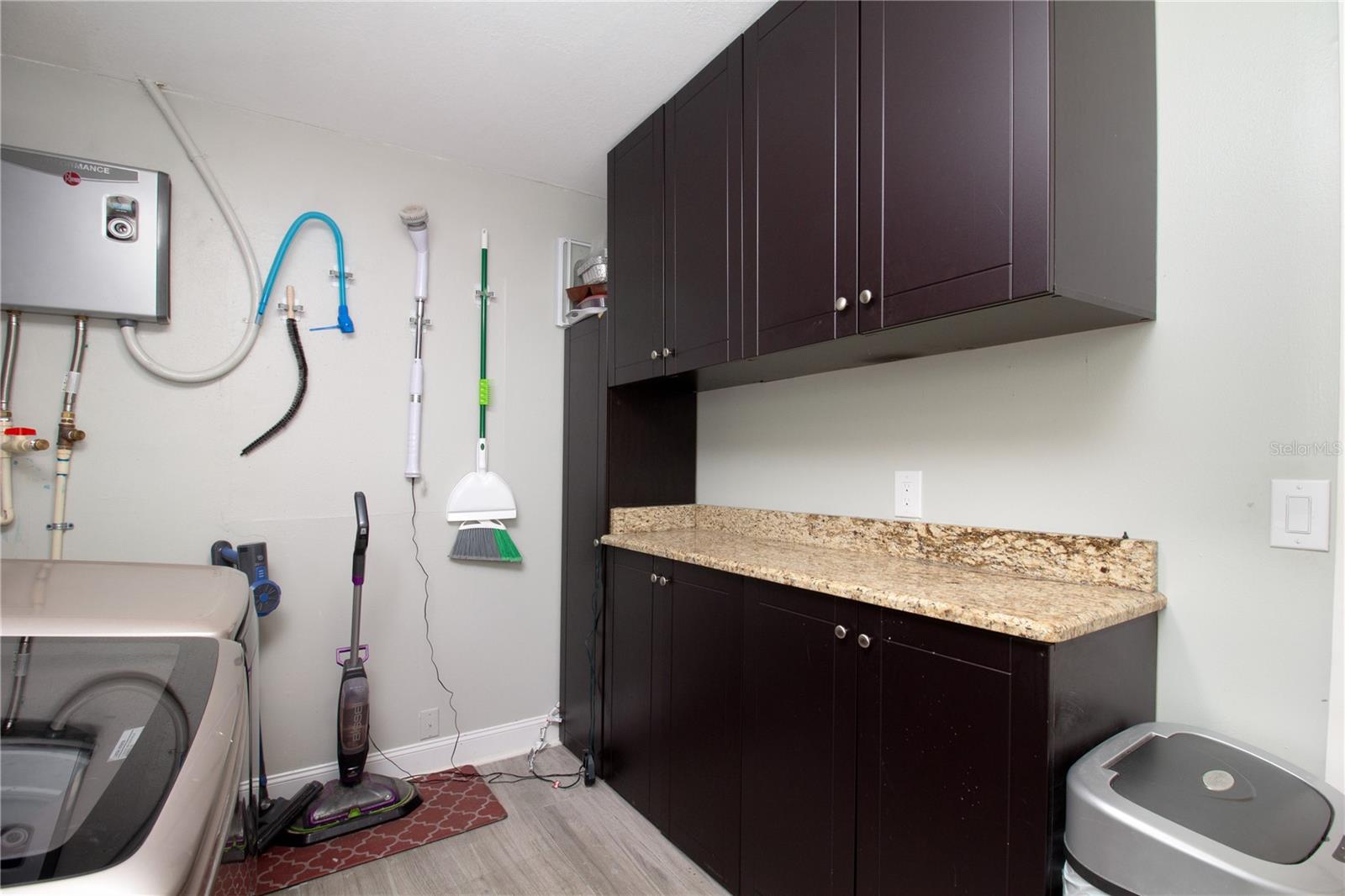 Listing photo id 23 for 7018 Oakview Circle