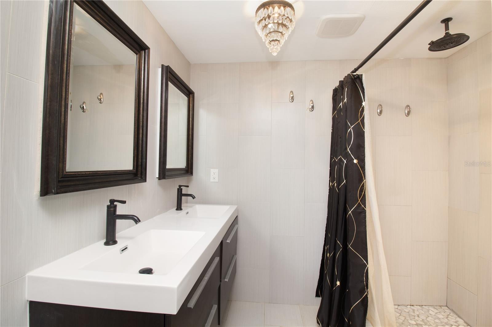 Listing photo id 28 for 7018 Oakview Circle