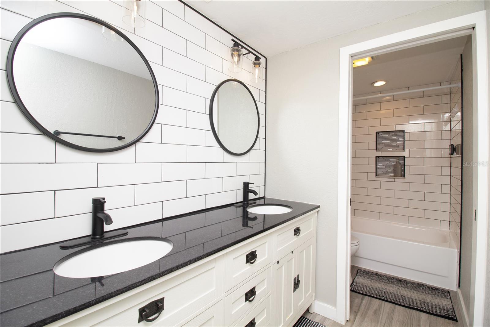 Listing photo id 35 for 7018 Oakview Circle