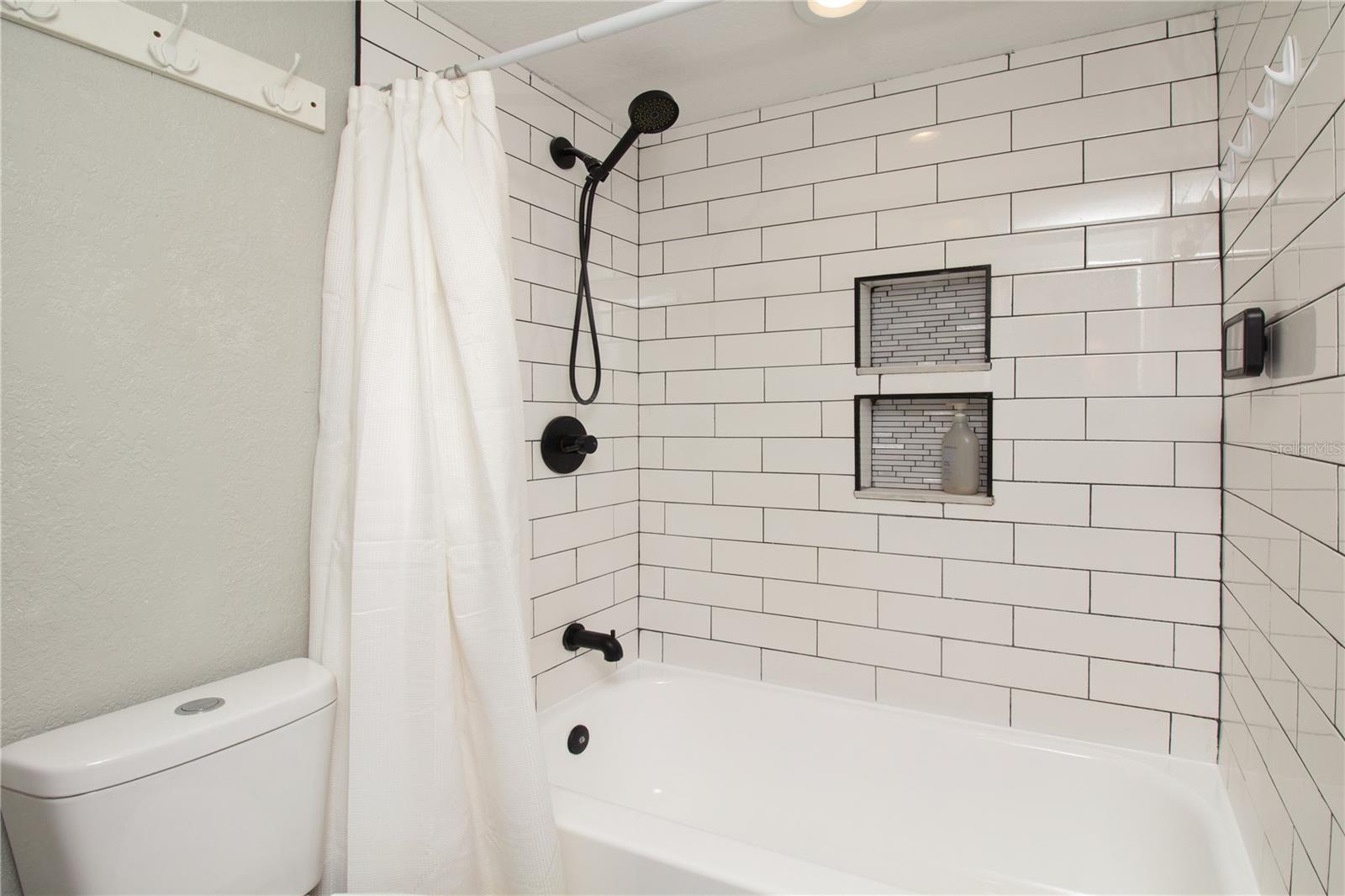 Listing photo id 36 for 7018 Oakview Circle