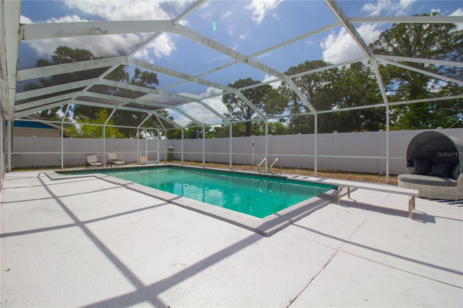 Listing photo id 43 for 7018 Oakview Circle