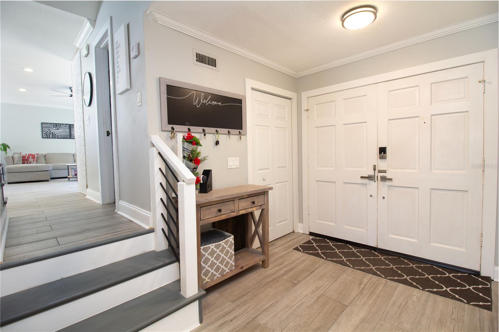 Listing photo id 3 for 7018 Oakview Circle