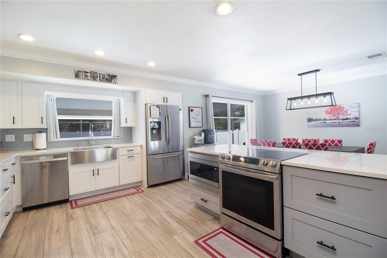 Listing photo id 4 for 7018 Oakview Circle