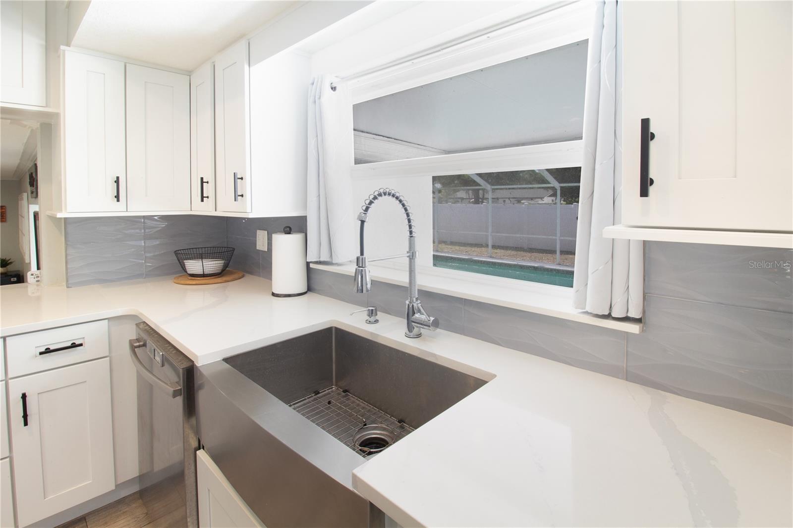 Listing photo id 6 for 7018 Oakview Circle