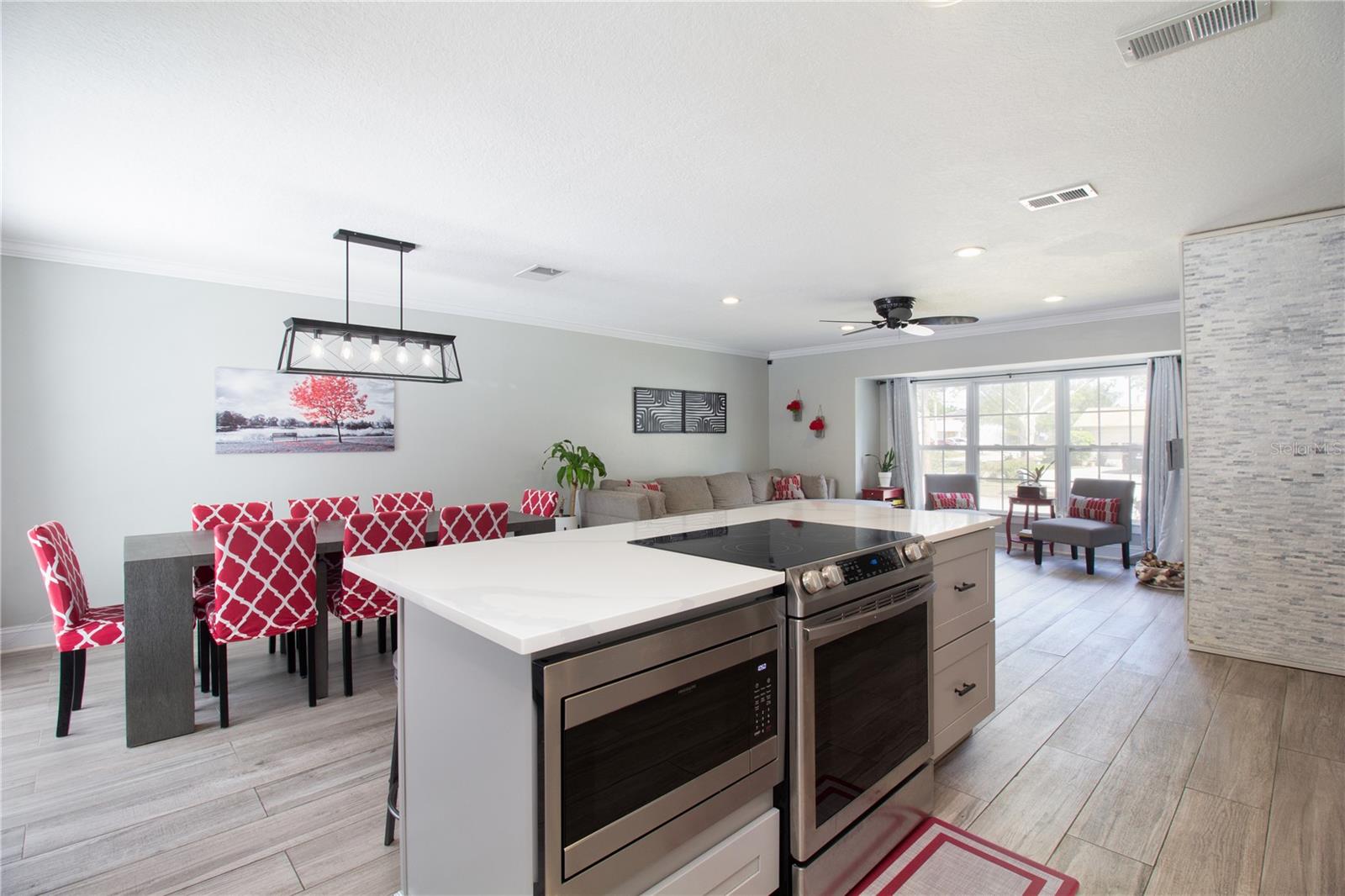 Listing photo id 7 for 7018 Oakview Circle