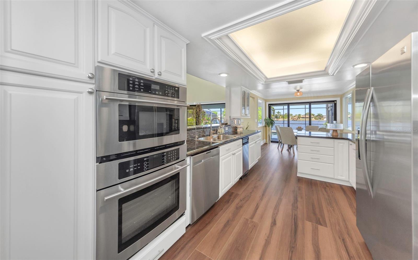 Listing photo id 10 for 9821 Bay Island Drive