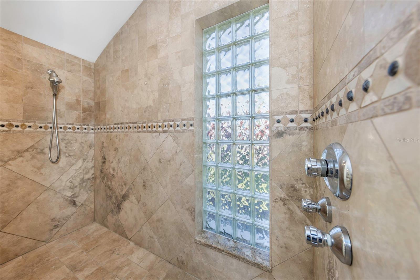 Listing photo id 16 for 9821 Bay Island Drive