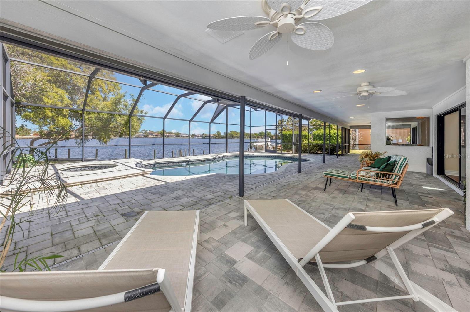 Listing photo id 23 for 9821 Bay Island Drive