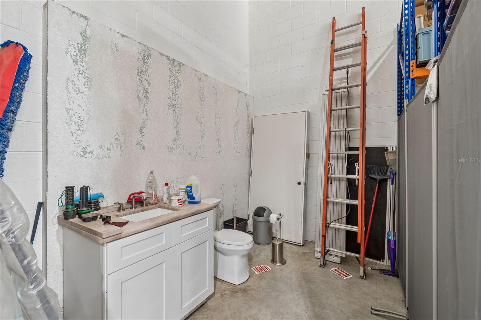 Image 72 of 100 For 4300 Cr 673  