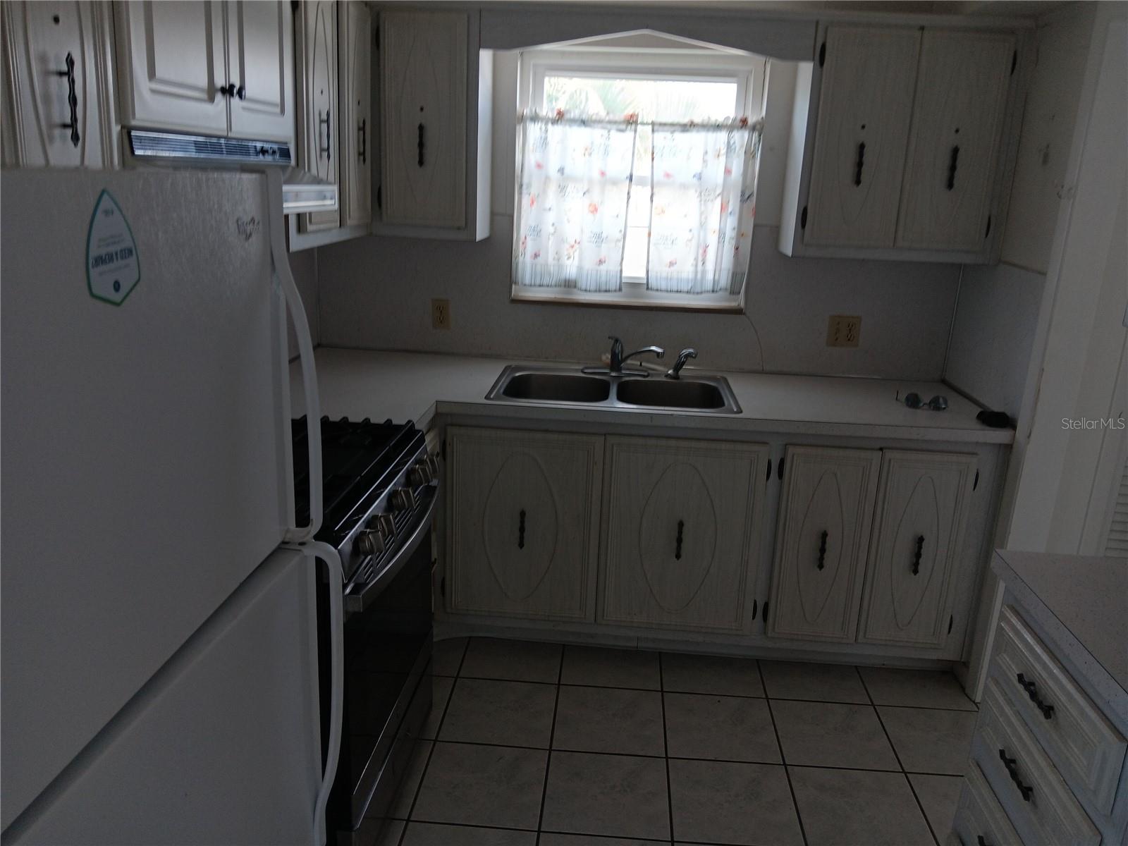 Listing photo id 3 for 5287 81 St Street N 26