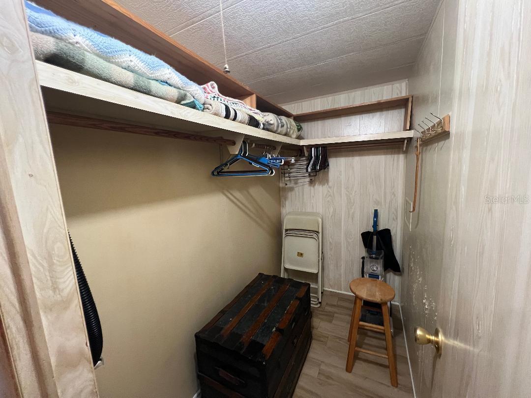 Listing photo id 18 for 6902 Orlo Drive