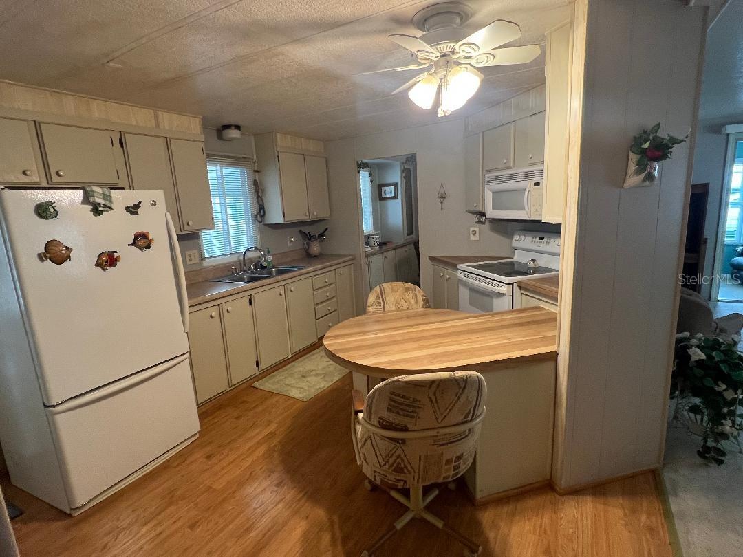 Listing photo id 4 for 6902 Orlo Drive