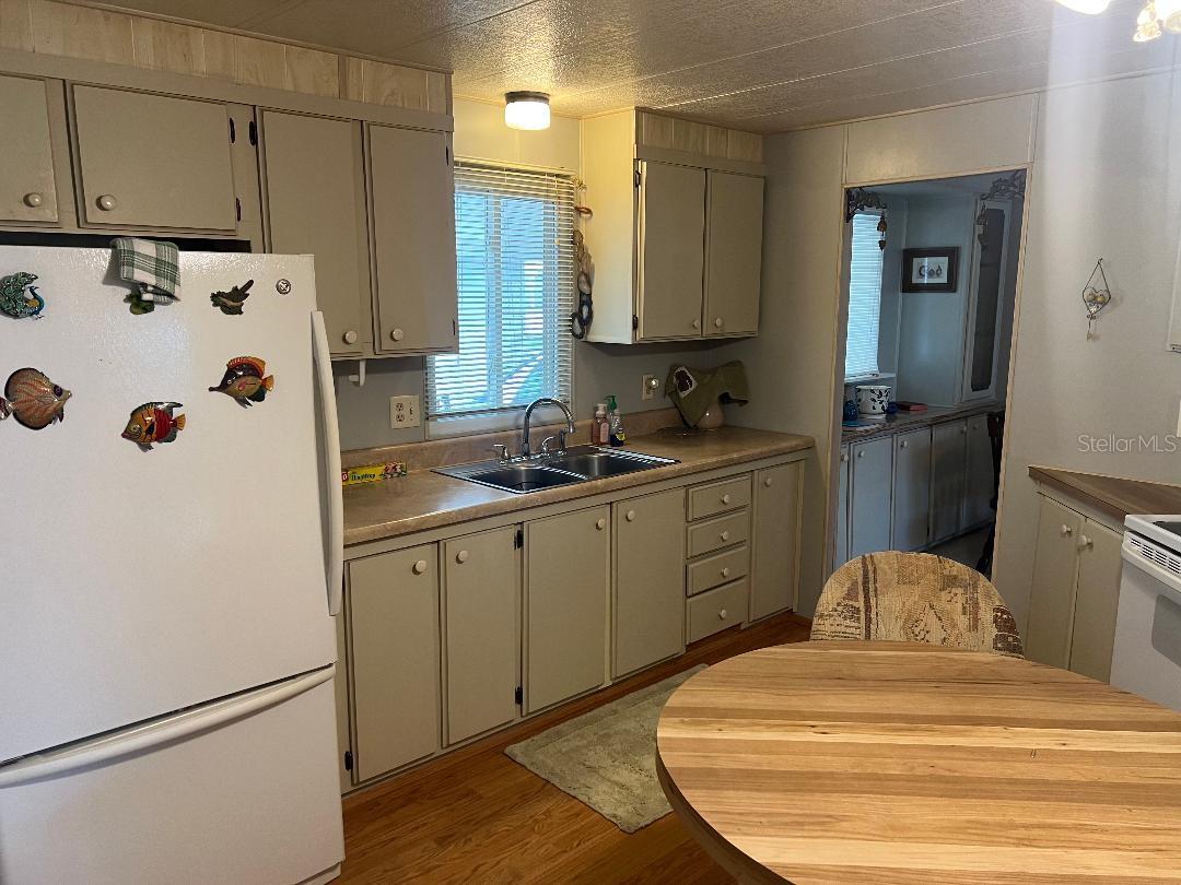 Listing photo id 6 for 6902 Orlo Drive