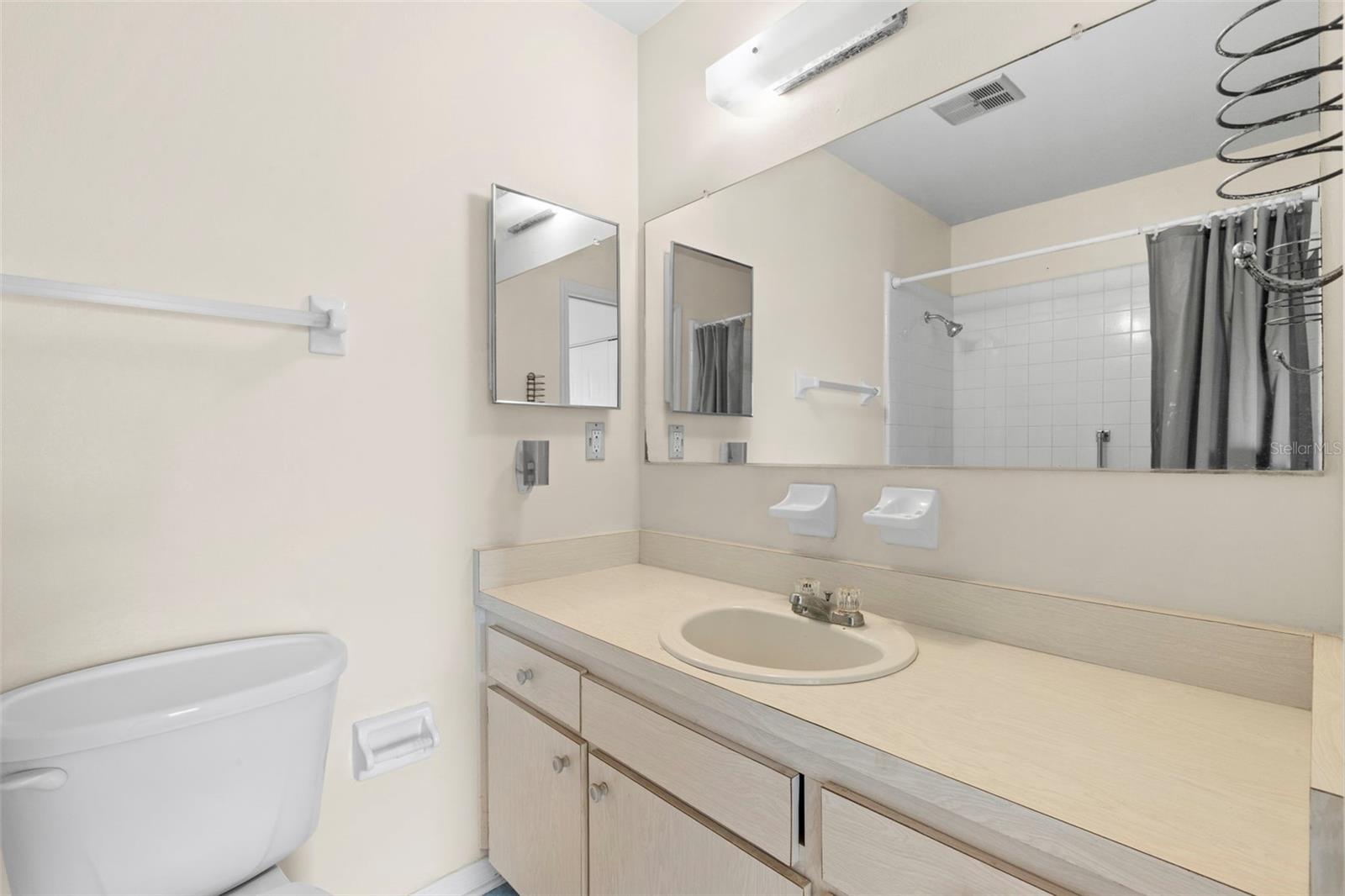 Image 20 of 41 For 401 De Grasse Place 18