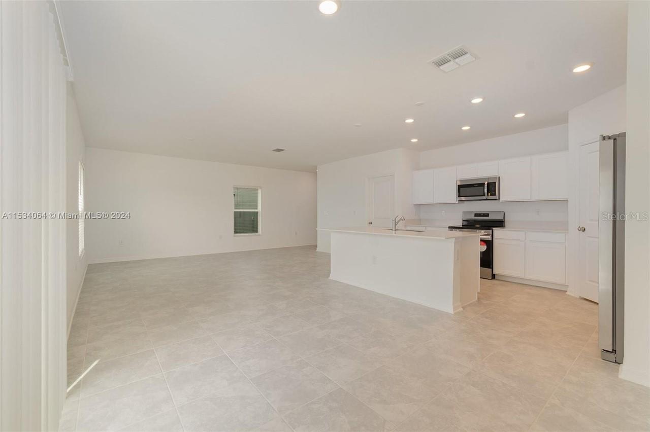 Image 8 of 16 For 748 Reggie  