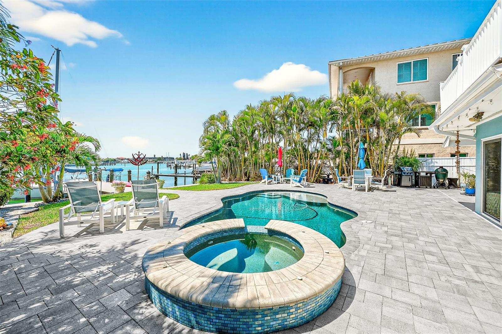 Listing photo id 10 for 441 Harbor Drive S