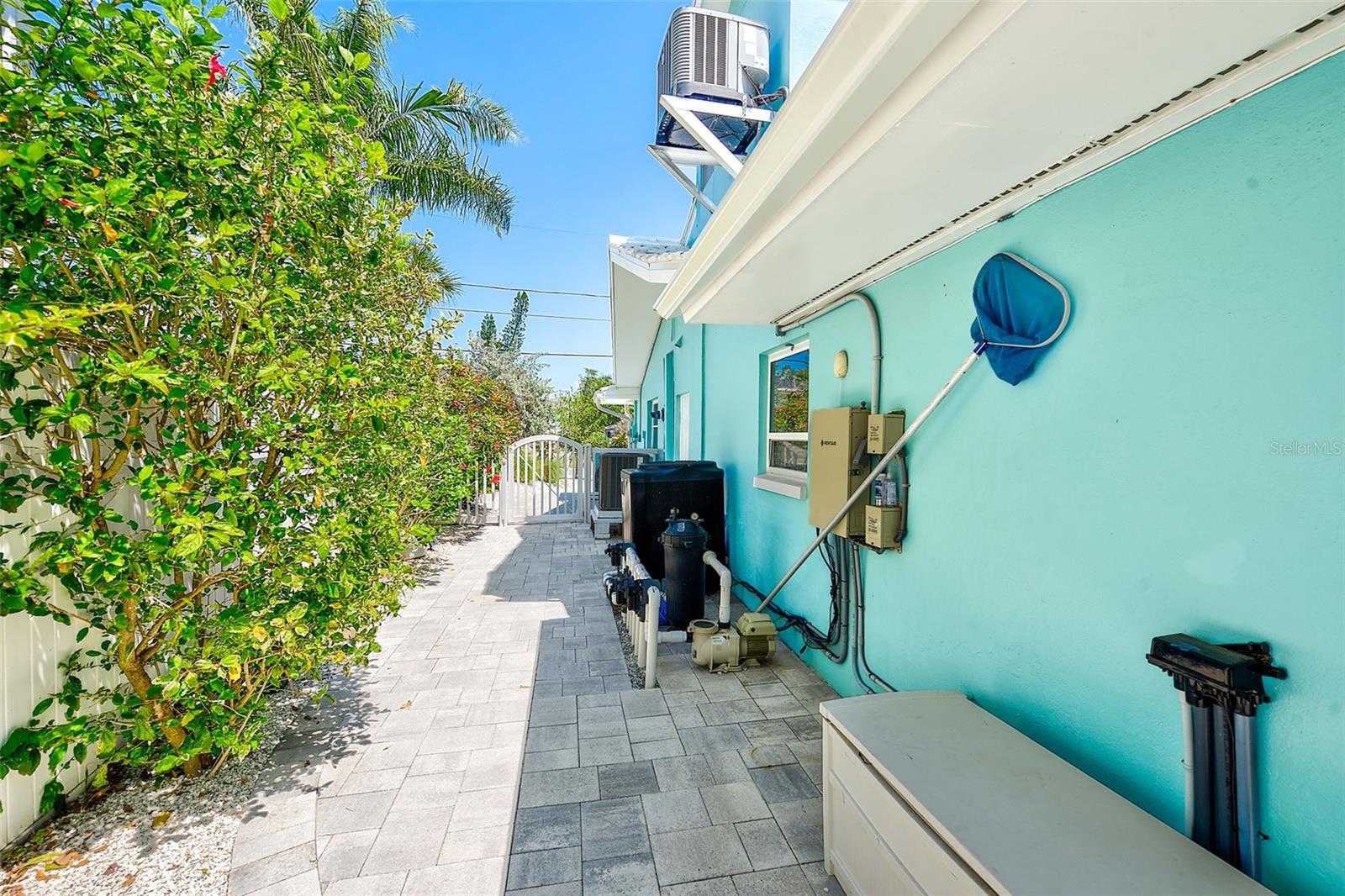 Listing photo id 49 for 441 Harbor Drive S