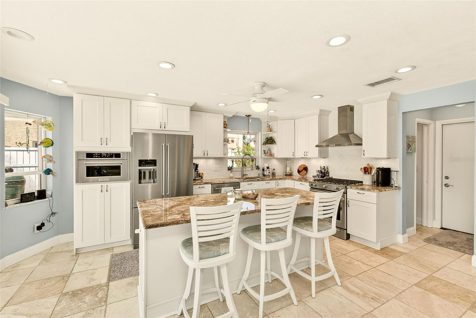 Listing photo id 5 for 441 Harbor Drive S