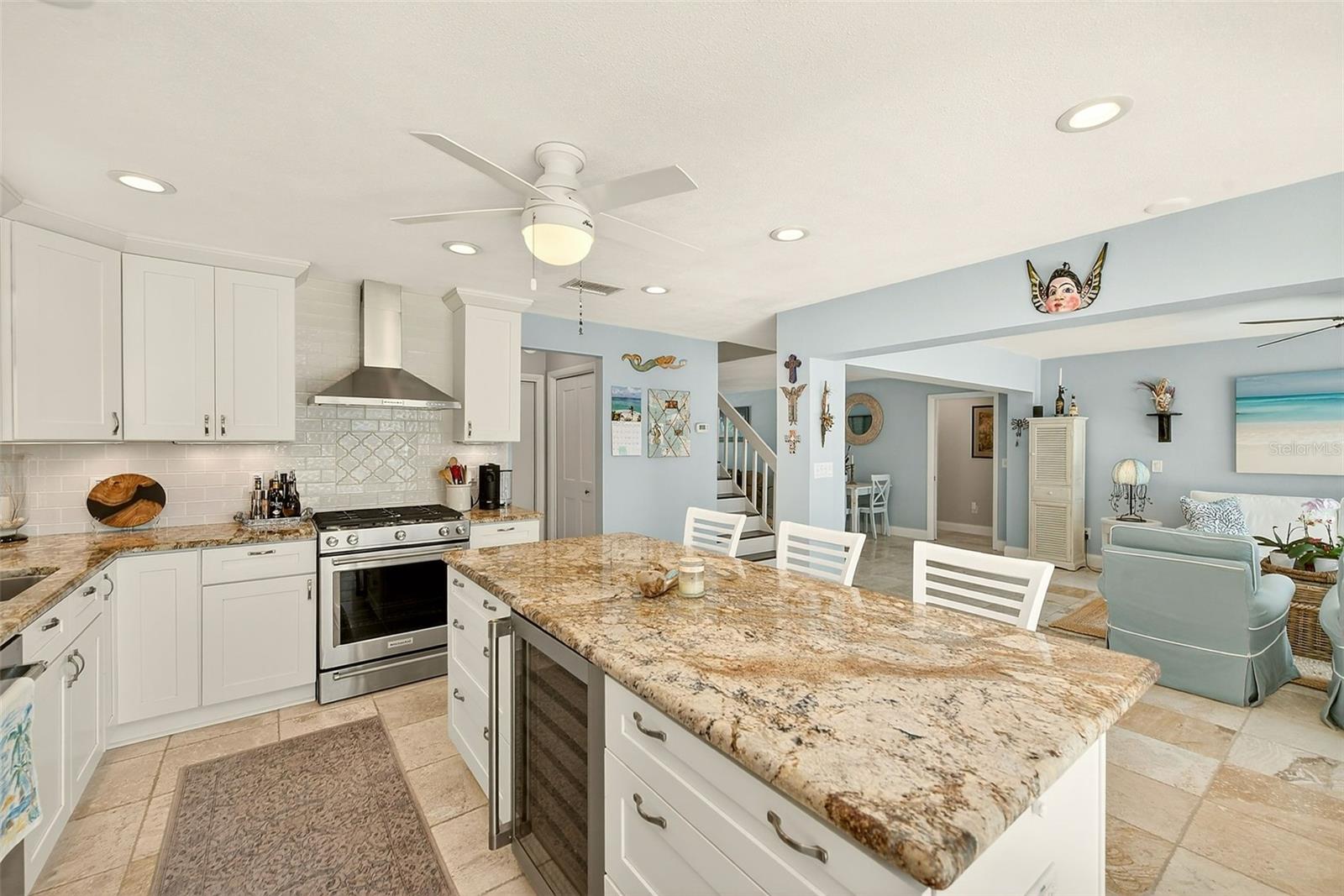 Listing photo id 7 for 441 Harbor Drive S