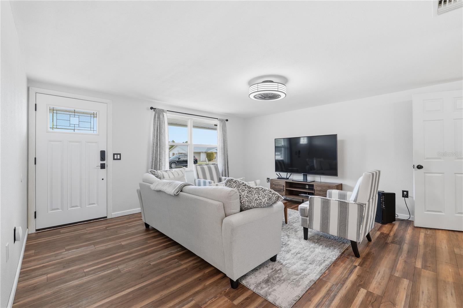 Listing photo id 0 for 39502 9th Avenue