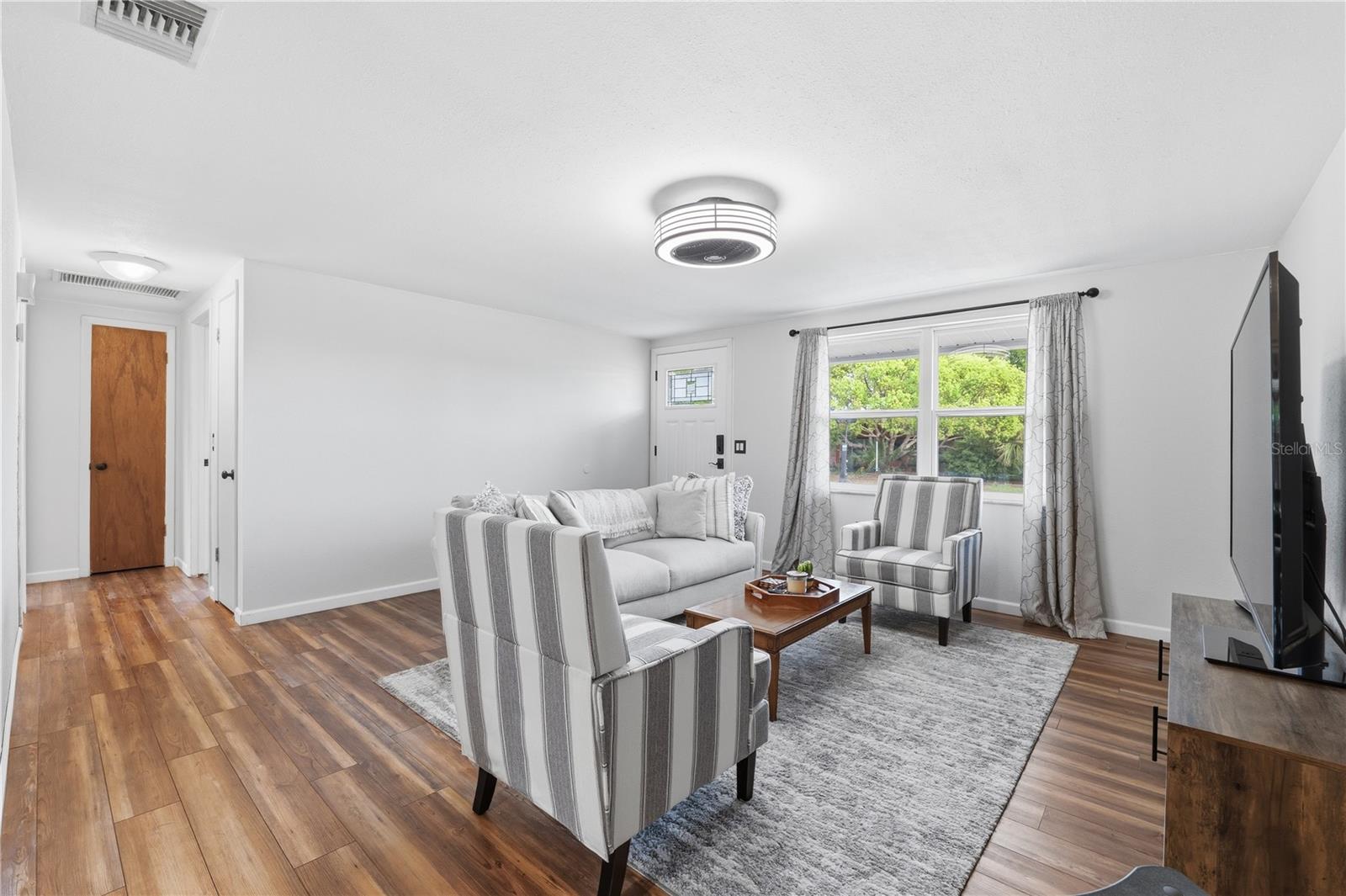 Listing photo id 1 for 39502 9th Avenue